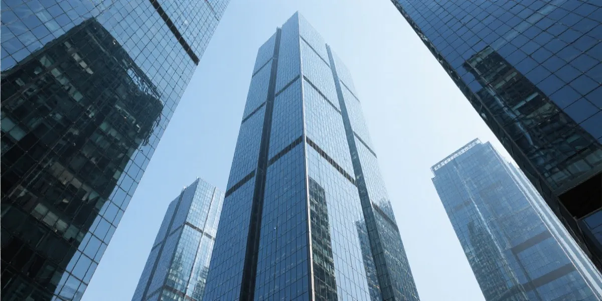 办公大楼与城市天际线